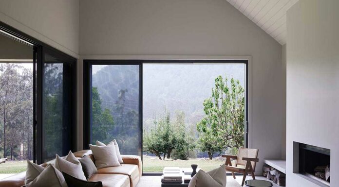 Гірські пейзажі і пасуться корови: сучасний фермерський будинок в австралії