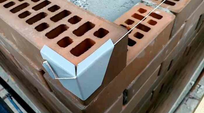 Як зробити зробити простий фіксатор шнура зі шматка жерсті для рівної кладки цегли