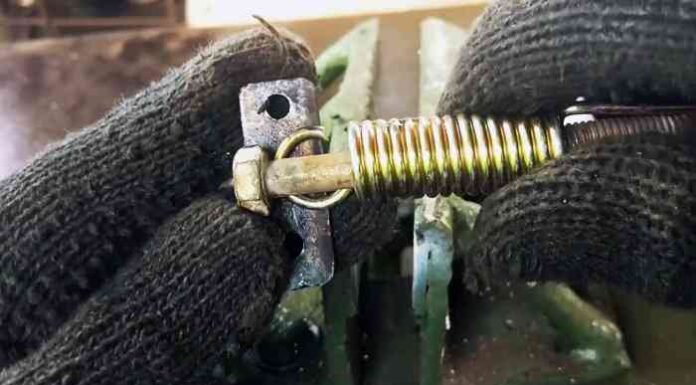 Як зробити доводчик на будь-які двері з пружини і болта