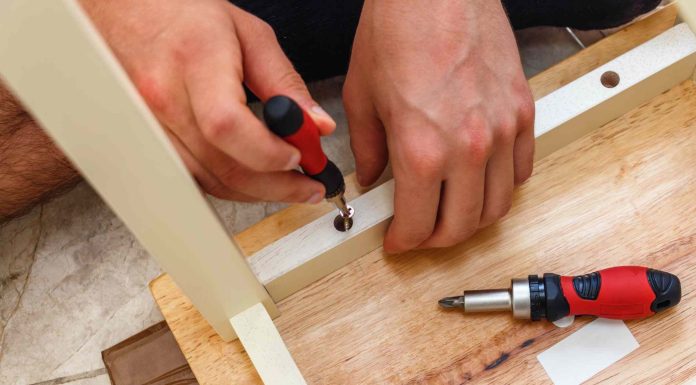 7 Причин, чому ви завжди відкручуєте гвинти (і як це зробити), за словами Електрика