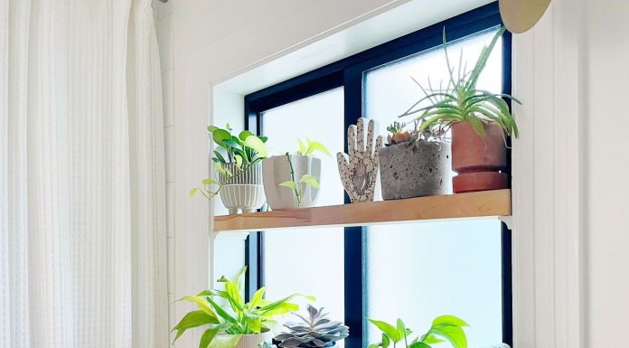 Проста полку для рослин на вікні своїми руками