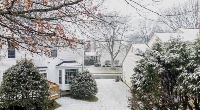 Чи потрібно прибирати сніг з тераси взимку? Висновок експерта