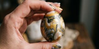 DIY Marmurkowa dekoracja skorupki jajka: Jak używać lakieru do paznokci do budżetowego wystroju wnętrz